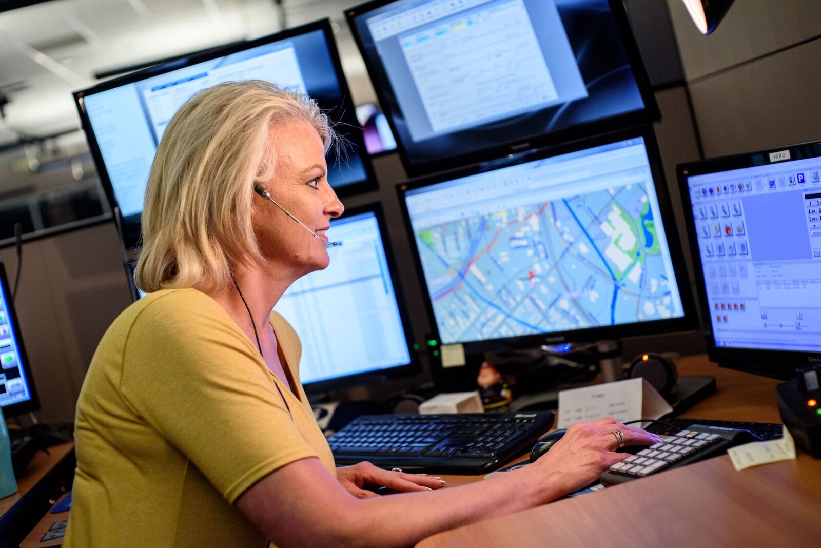 A Look At The Pivotal Role Hpd Dispatchers Play At The 9 1 1 Center